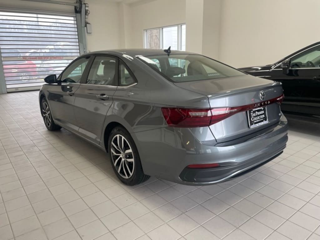 Certified 2025 Volkswagen Jetta 1.5T SE Sedan