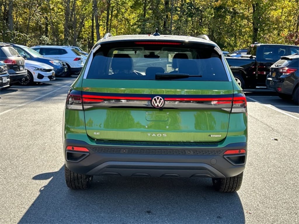 New 2025 Volkswagen Taos 1.5T SE Black SUV