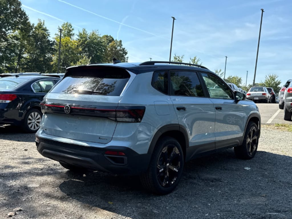 New 2027 Volkswagen Taos 1.5T SE Black SUV