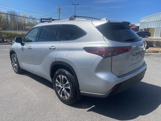 Used 2022 Toyota Highlander XLE with VIN 5TDGZRBH8NS199380 for sale in Wappingers Falls, NY