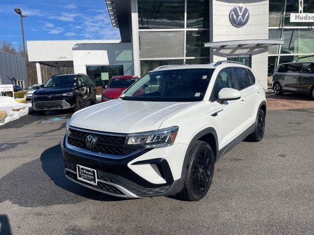 2023 Volkswagen Taos SE's photo