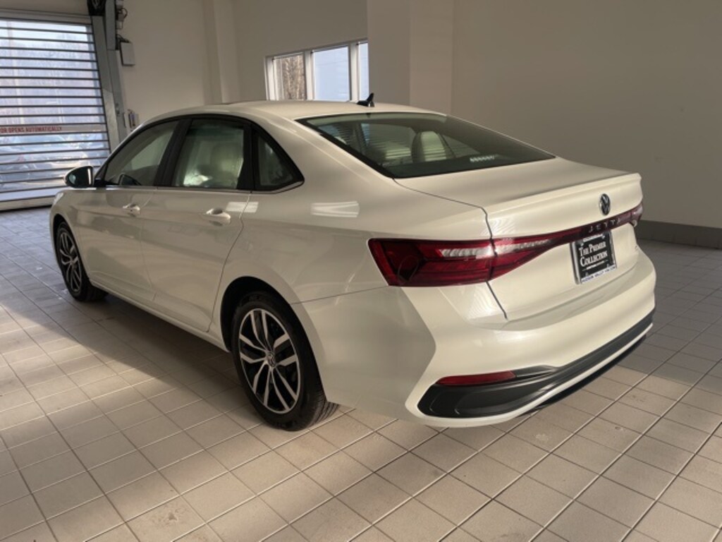 Certified 2025 Volkswagen Jetta 1.5T SE Sedan