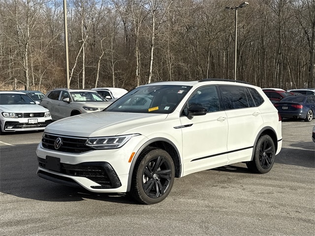 2023 Volkswagen Tiguan SE R-LINE BLACK's photo