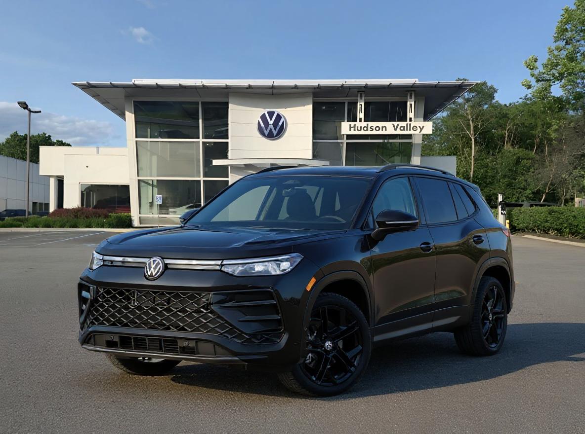 2025 Volkswagen Tiguan SE R-LINE BLACK's photo