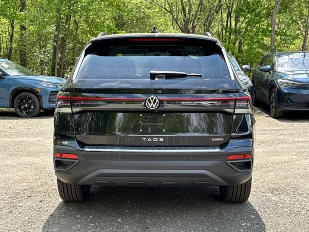 New 2026 Volkswagen Taos 1.5T SE Black SUV