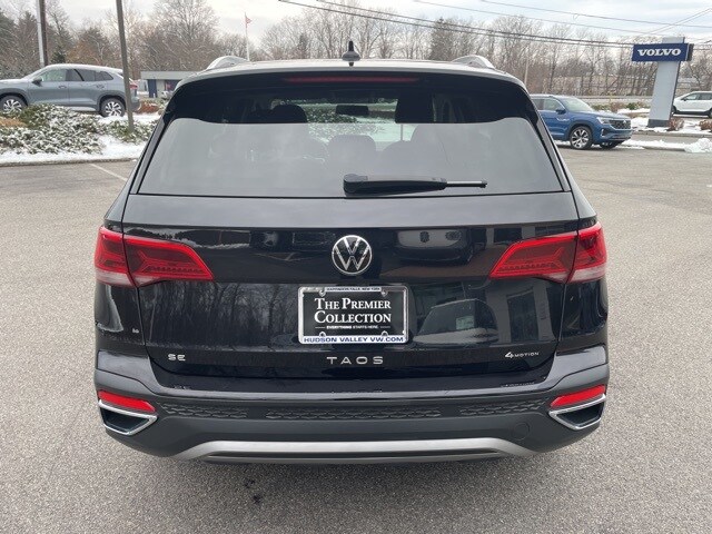 2022 Volkswagen Taos SE photo 2