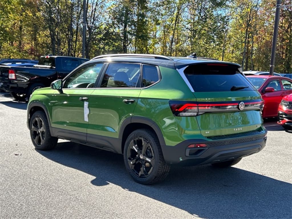 New 2025 Volkswagen Taos 1.5T SE Black SUV