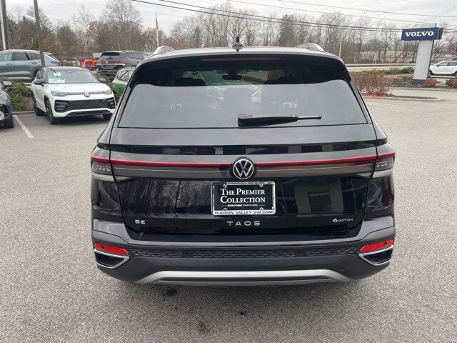 2025 Volkswagen Taos SE photo 3