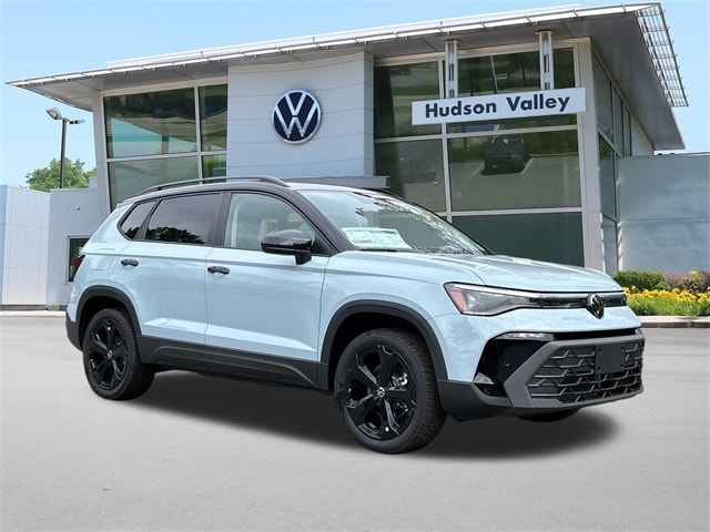 2025 Volkswagen Taos SE Black's photo