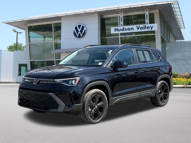 2025 Volkswagen Taos 1.5T SE Black 4Motion's photo