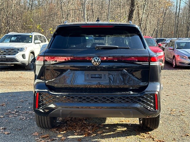 2026 Volkswagen Tiguan SE R-Line Black photo 2