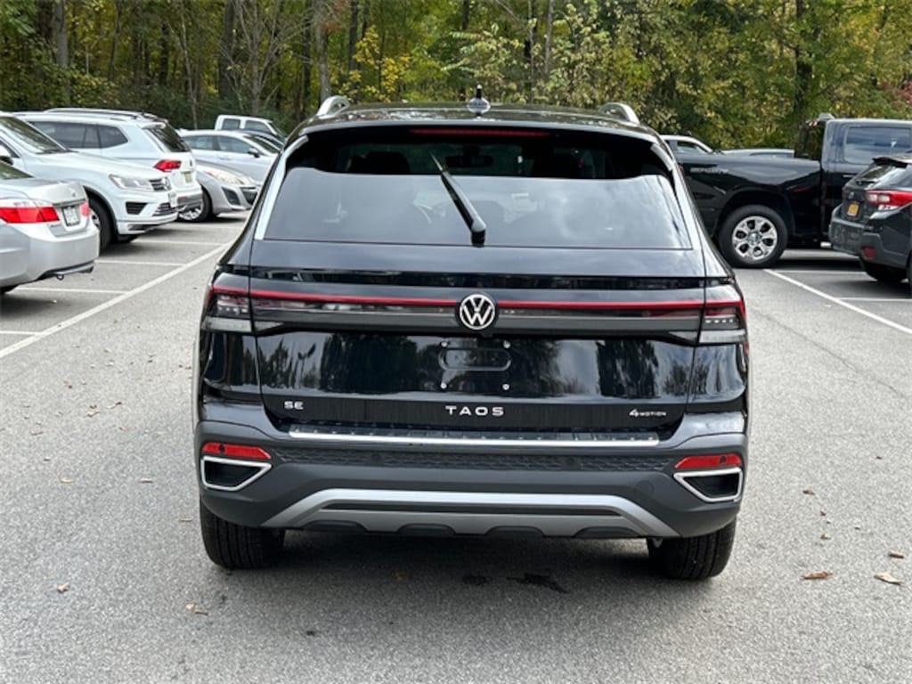 New 2025 Volkswagen Taos 1.5T SE SUV