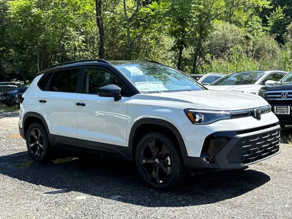 New 2026 Volkswagen Taos 1.5T SE Black SUV