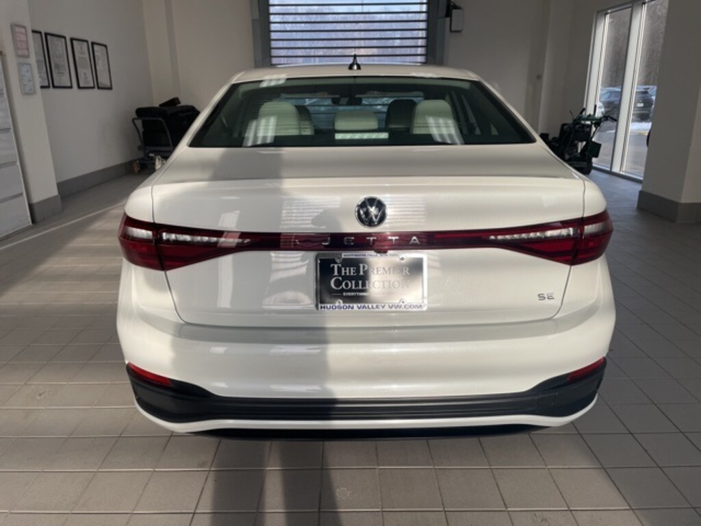 Certified 2025 Volkswagen Jetta 1.5T SE Sedan
