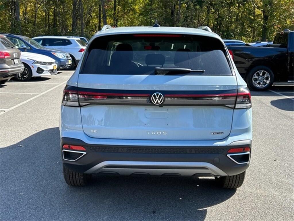 New 2025 Volkswagen Taos 1.5T SE SUV