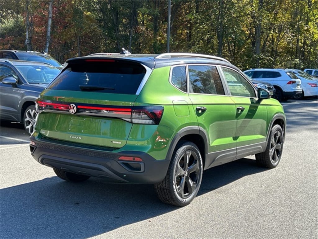 New 2025 Volkswagen Taos 1.5T SE Black SUV