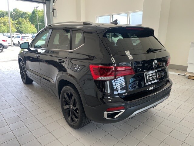 2022 Volkswagen Taos SE photo 2