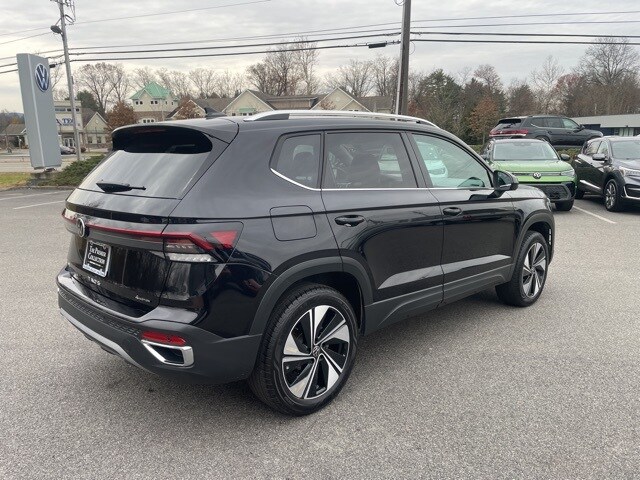 2025 Volkswagen Taos SE photo 4