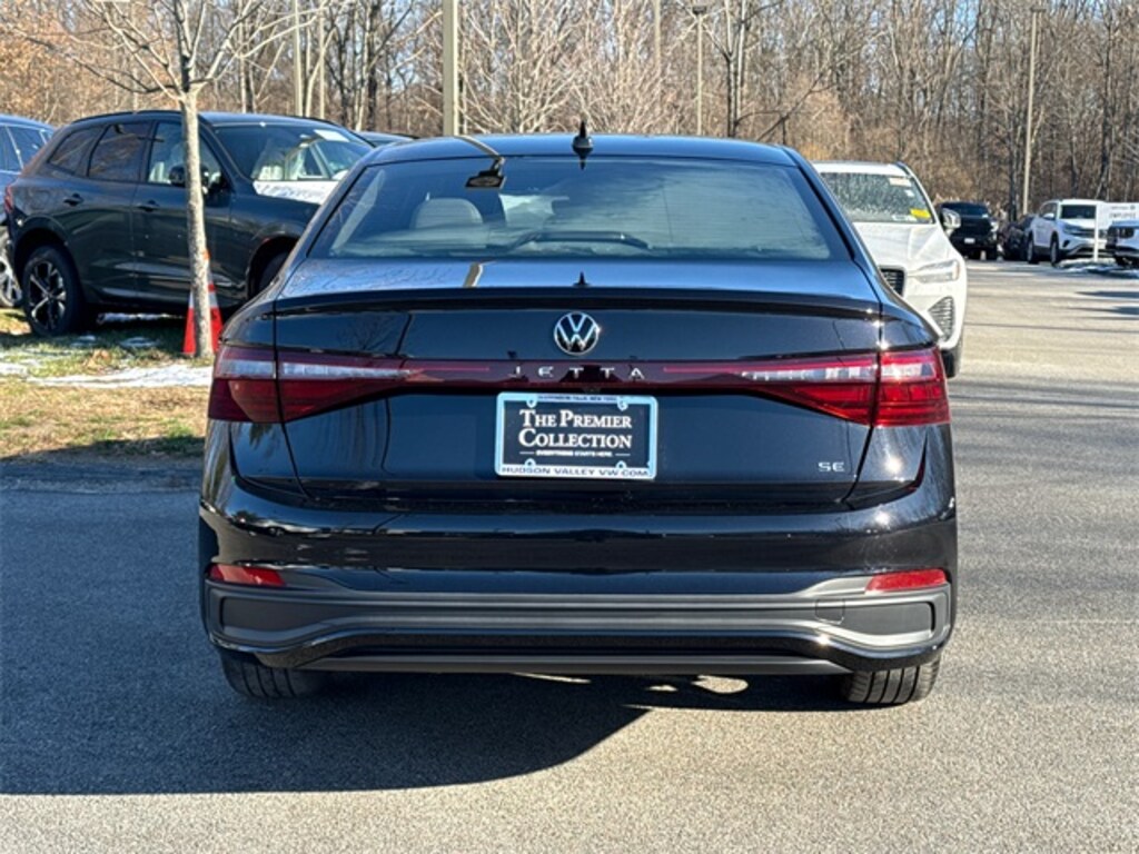 Certified 2025 Volkswagen Jetta 1.5T SE Sedan