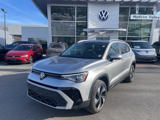 2025 Volkswagen Taos SE's photo