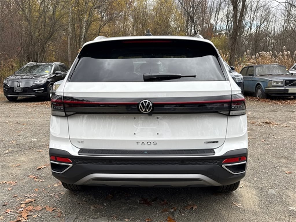 New 2025 Volkswagen Taos 1.5T SE SUV