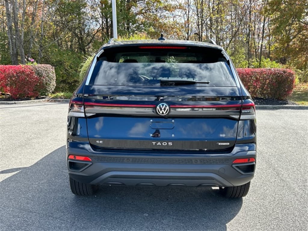 New 2025 Volkswagen Taos 1.5T SE Black SUV