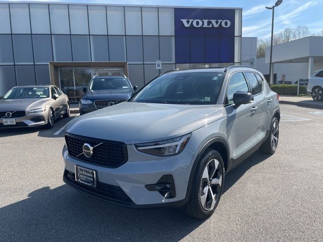 2025 Volvo XC40 B5 Plus Dark AWD's photo