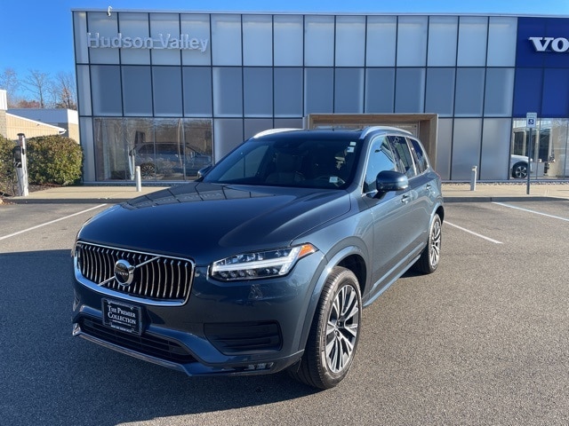 2022 Volvo XC90 Momentum's photo