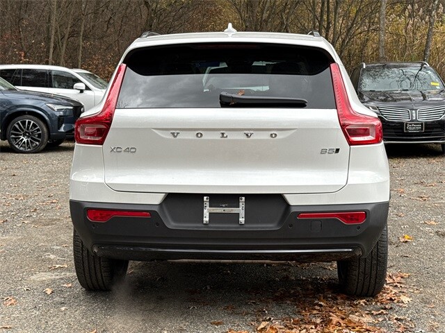 2026 Volvo XC40 Core photo 3