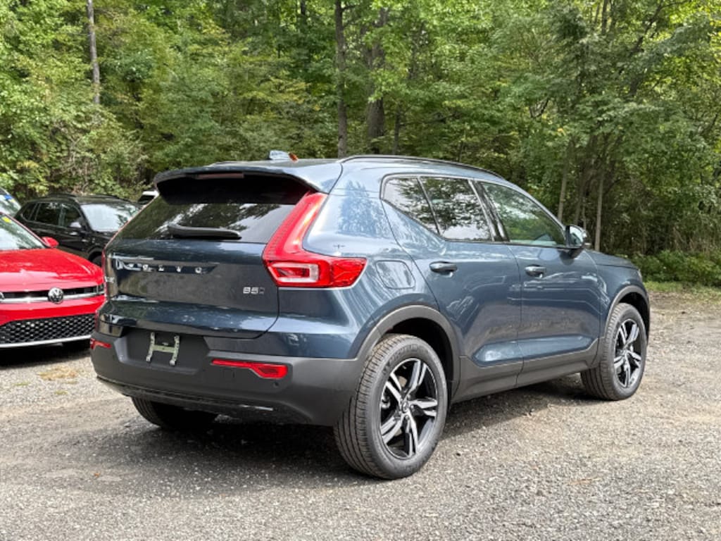 New 2026 Volvo XC40 B5 Core SUV