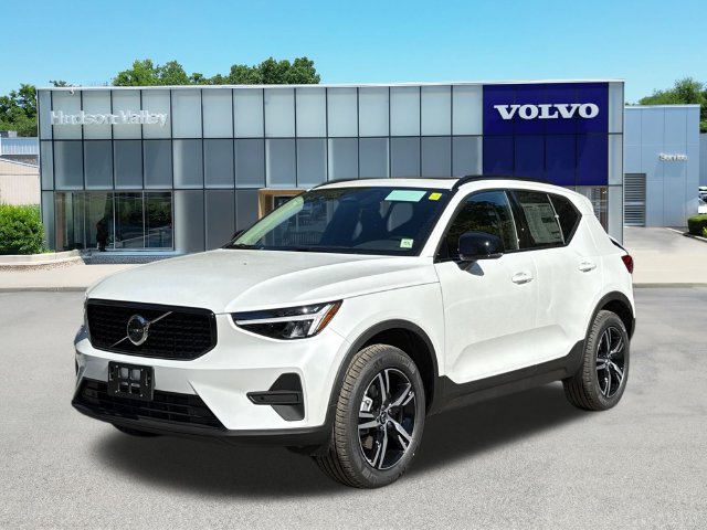 New 2026 Volvo XC40 B5 Core SUV
