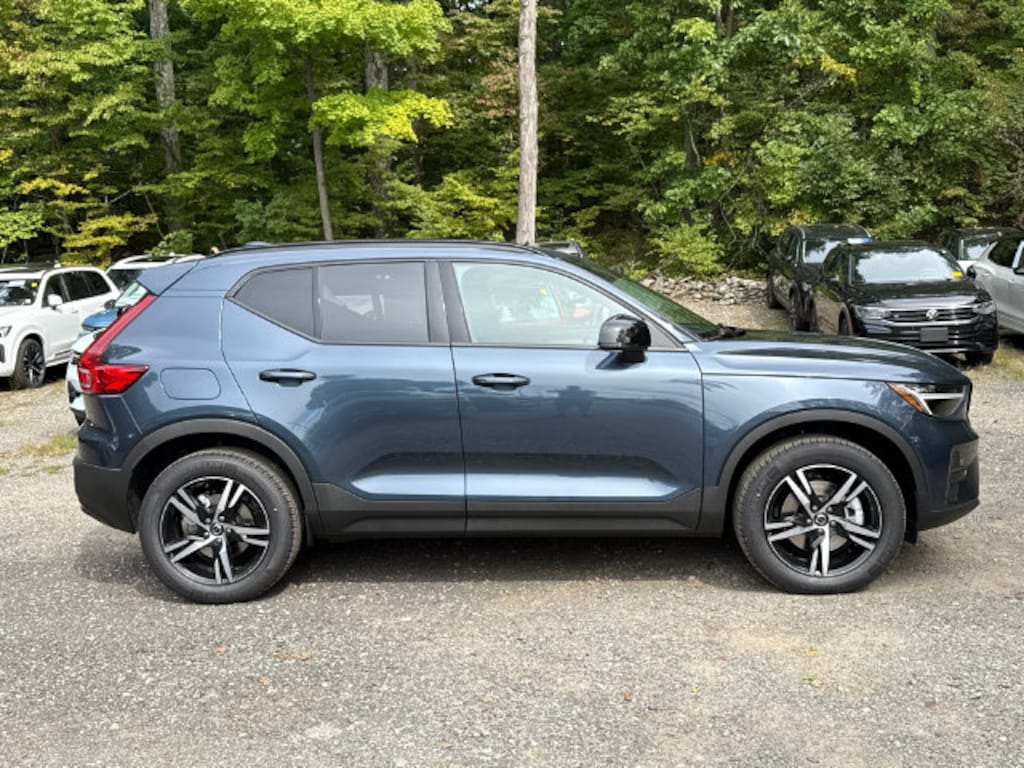 New 2026 Volvo XC40 B5 Core SUV
