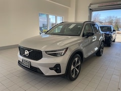 2025 Volvo XC40 B5 Plus Dark Theme SUV