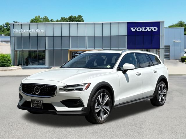 2025 Volvo V60 Cross Country B5 Plus AWD's photo