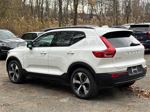 2026 Volvo XC40 Core photo 4