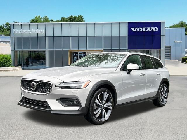 2025 Volvo V60 Cross Country B5 Plus Wagon