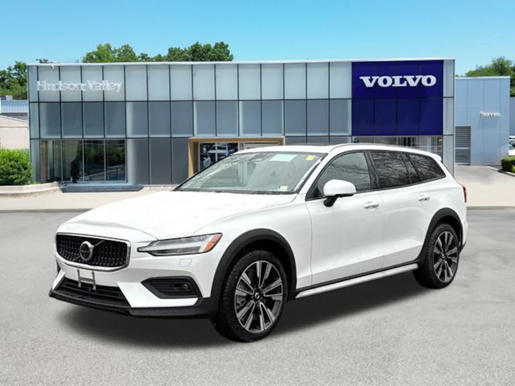 New 2026 Volvo V60 Cross Country B5 Ultra Wagon