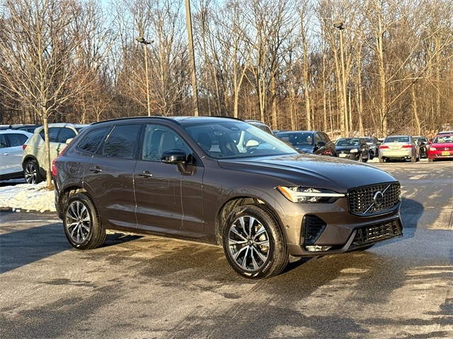 2025 Volvo XC60 Plus's photo