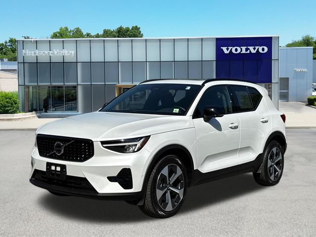 2025 Volvo XC40 B5 Plus Dark AWD's photo