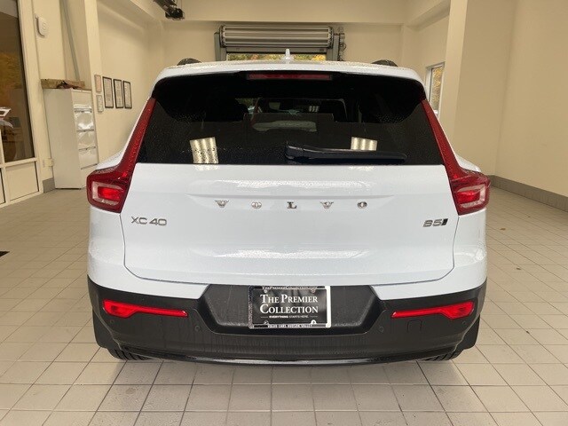 2024 Volvo XC40 Plus photo 2