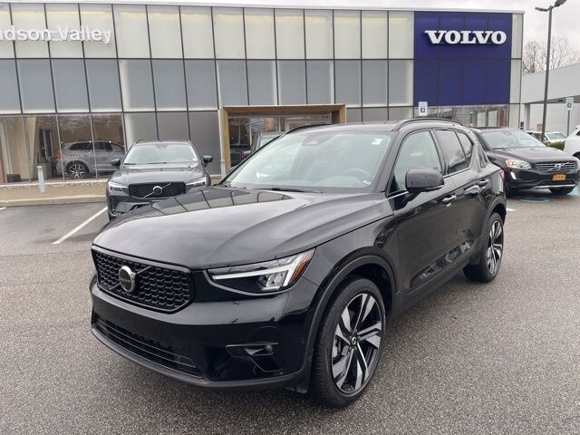 2024 Volvo XC40 B5 Plus Dark SUV