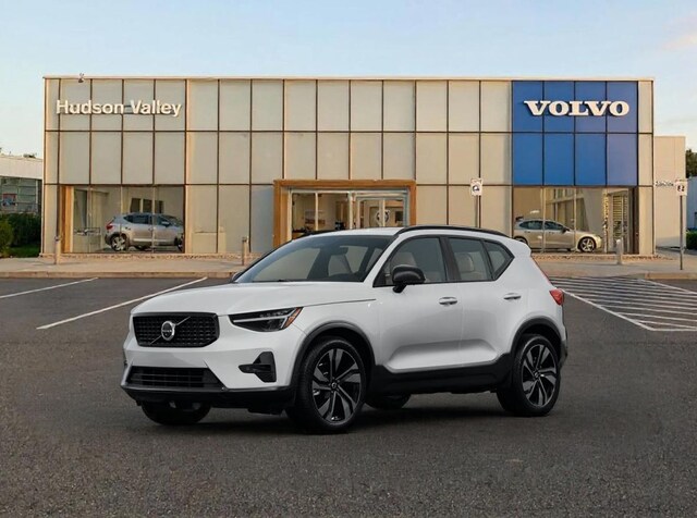 2025 Volvo XC40 B5 Plus Dark Theme SUV