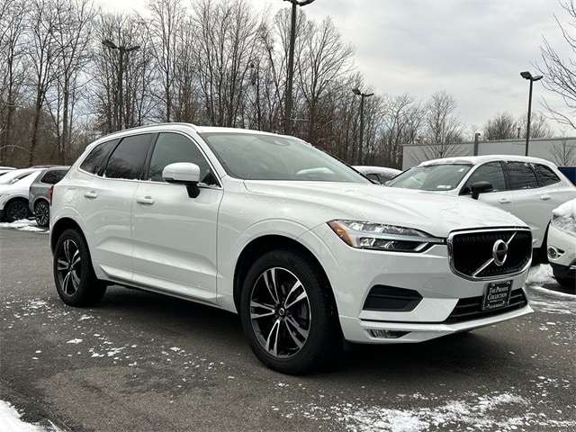 2021 Volvo XC60 Momentum's photo