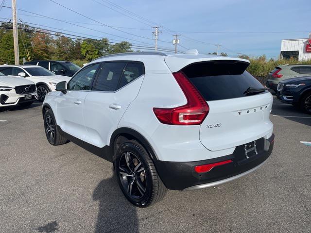 2025 Volvo XC40 Core photo 2