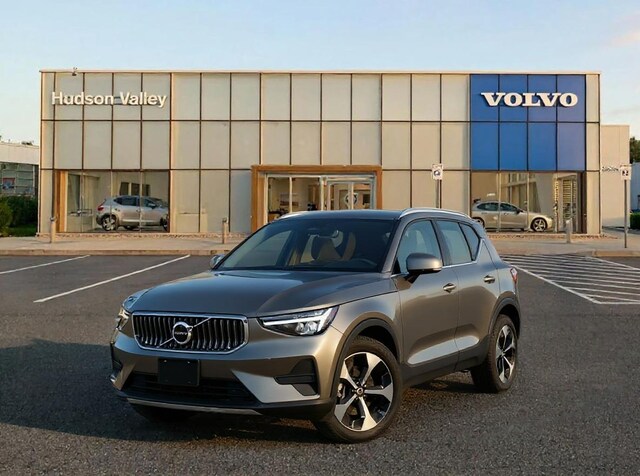 2025 Volvo XC40 B5 Plus Dark Theme SUV