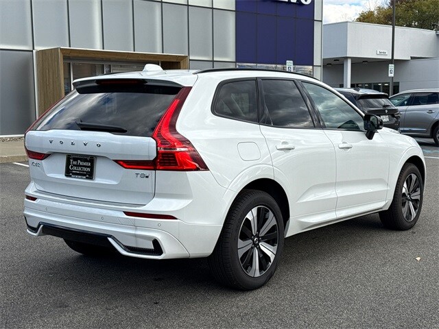 2025 Volvo XC60 Hybrid T8 Core photo 2