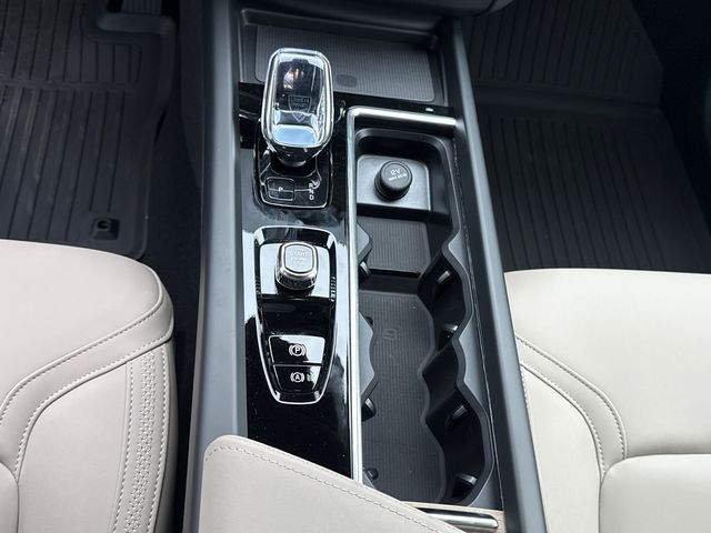 2026 Volvo XC60 Plus - Photo 17