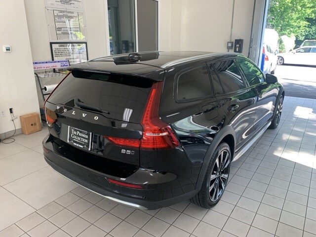 2023 Volvo V60 Cross Country B5 AWD Ultimate photo 4