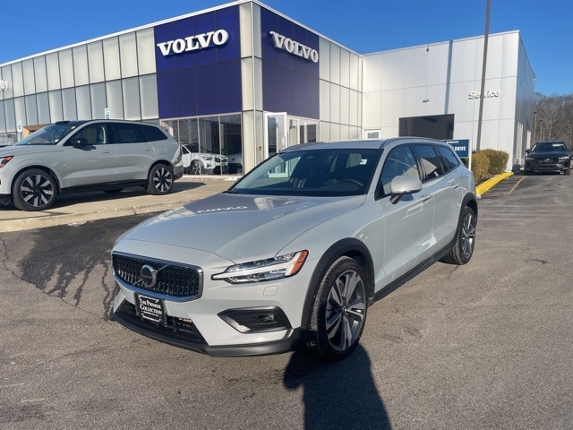 2025 Volvo V60 Cross Country Plus's photo