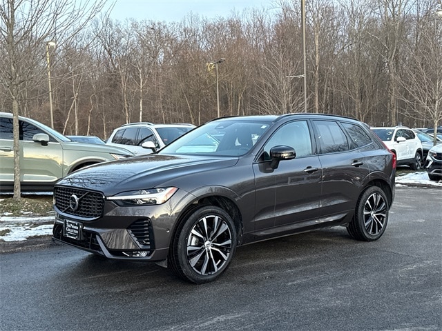 2025 Volvo XC60 Plus's photo